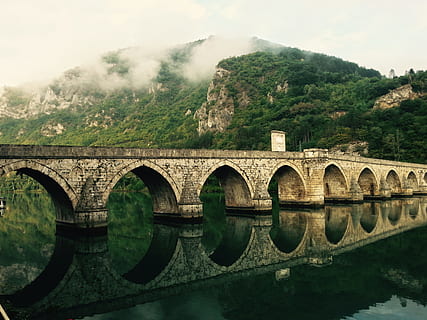 Brücke, Straße, Pfad, Route, Weg, Grün, Berg, Landschaft, Wasser, Fluss, Verbindung, Natur, Brücke - künstliche Struktur, gebaute Struktur, Bogen, Pflanze, die Architektur, keine Leute, Baum, Transport, Himmel, Ufergegend, wolke - himmel, Reflexion, Bogenbrücke, Tag, draußen, 2K, CC0, gemeinfrei, lizenzfrei