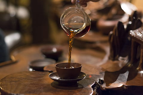 te, tassa de te, abocament, begudes, beure, menjar i beguda, refresc, a l'interior, taula, centrar-se en primer pla, primer pla, tassa, frescor, cap gent, cafè - beguda, cafè, vidre, enfocament selectiu, negocis, contenidor, material de fusta, vaixella, 5K, CC0, domini públic, lliure de regalies