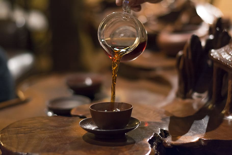 te, tassa de te, abocament, begudes, beure, menjar i beguda, refresc, a l'interior, taula, centrar-se en primer pla, primer pla, tassa, frescor, cap gent, cafè - beguda, cafè, vidre, enfocament selectiu, negocis, contenidor, material de fusta, vaixella, 5K