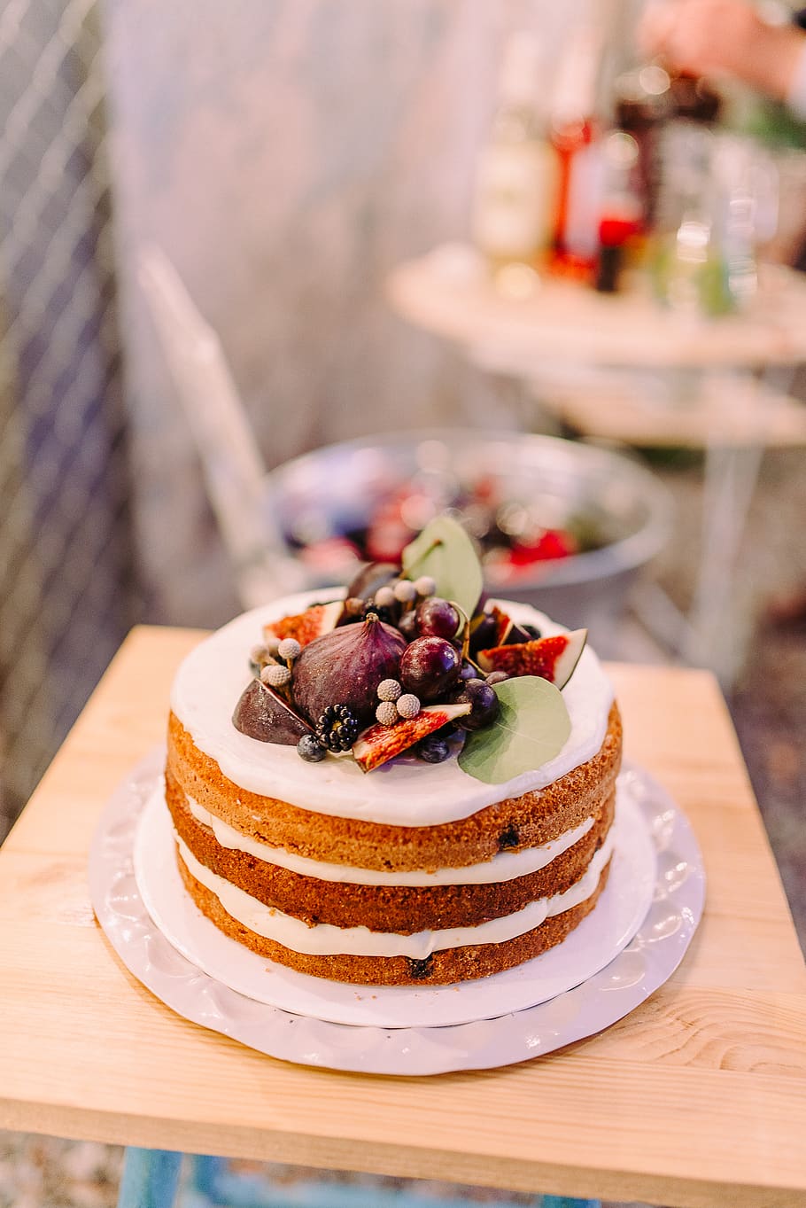 blanc, pastís cobert de gel, fotografia de bokeh, cocció, núvia, pastís, celebració, primer pla, crema, deliciós, epicure, focus, menjar, fruites, Goody, gel, indulgència, pastisseria, placa, restaurant, natura morta, sucre, saborós, tradicional, casament, pastís de boda, menjar i beguda, taula, llest per menjar, centrar-se en primer pla, frescor, postres, menjar dolç, dolç, material de fusta, alimentació saludable, cap gent, temptació, fruita, 2K