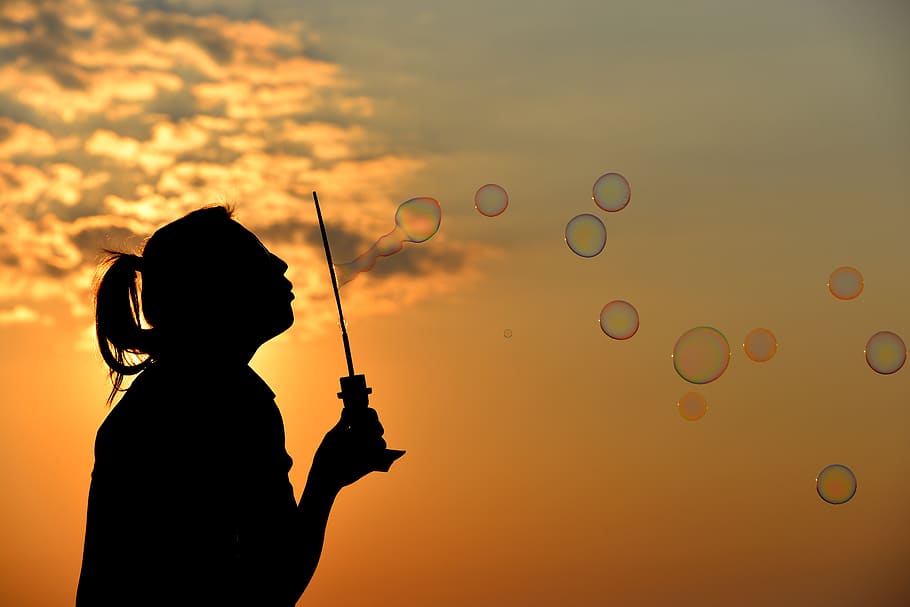 foto de la silueta, persona, bufat, bombolles, daurat, hores, bombolles de bufat, sol, posta de sol, dona, cel, una persona, silueta, naturalesa, activitat d'oci, bombolla, celebració, persones reals, vareta de bombolles, núvol - cel, estils de vida, color taronja, dones, tirada al cap, diversió, groc, fragilitat, cintura cap amunt, a l'aire lliure, 5K