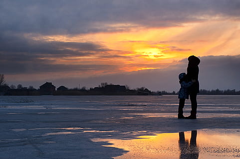 Kind, Frau, Stehen, Wasser, Strand, Wolken, kalt, Dämmerung, Abend, Familie, gefroren, goldene Stunde, Eis, Landschaft, Mutter, friedlich, Menschen, Person, Reflexion, Flussufer, romantisch, Schnee, Sonne, Sonnenaufgang, Sonnenuntergang, Winter, wolke - himmel, Himmel, orange Farbe, eine Person, Schönheit in der Natur, Natur, in voller Länge, Szenen - Natur, echte Menschen, Lebensstile, Freizeitbeschäftigung, Ruhe, Männer, See, draußen, warme Kleidung, 4K, CC0, gemeinfrei, lizenzfrei