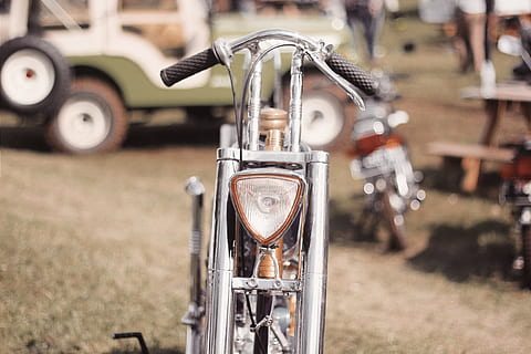 motocicleta gris, manera de transport, metall, transport, vehicle terrestre, centrar-se en primer pla, dia, primer pla, cap gent, estil retro, antiguitat, enfocament selectiu, vell, camp, bicicleta, a l'aire lliure, moto, rovellat, terra, estacionari, roda, color plata, crom, 5K, CC0, domini públic, lliure de regalies