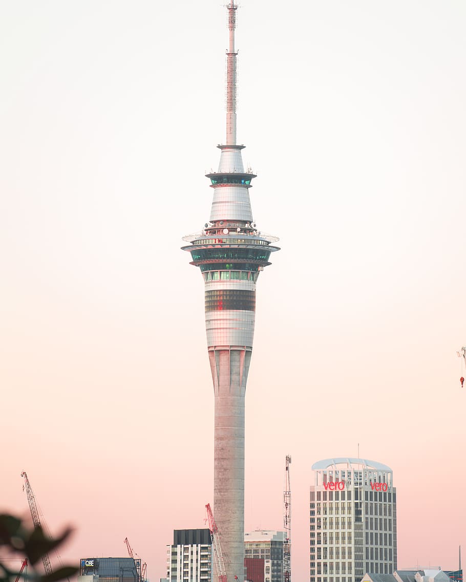 arquitectura, edifici, torre, torre de control, fletxa, campanar, urbà, ciutat, metròpolis, skytower, Auckland, Nova Zelanda, edifici d'oficines, centre de la ciutat, de gran alçada, multitud, barri, condomini, habitatge, estructura construïda, exterior de l'edifici, cel, alta - alta, exterior d’edifici d’oficines, gratacels, cel clar, naturalesa, cap gent, destinacions de viatge, viatjar, còpia espai, modern, desenvolupament, a l'aire lliure, paisatge urbà, districte financer, comunicacions globals, 5K