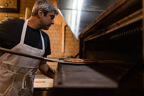 l'home que fa pizza, ocupació, una persona, de peu, preparació, a l'interior, negocis, menjar i beguda, homes, menjar, davantal, adult, cintura cap amunt, treball, mascles, cuina comercial, establiment de menjar i begudes, restaurant, celebració, Indústria alimentària i de begudes, uniforme, xef, safata, preparar el menjar, homes madurs, 5K, CC0, domini públic, lliure de regalies