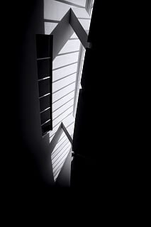 paret pintada de blanc, edifici, finestra, resum, arquitectura, ombra, llum solar, disseny modern, ciutat, urbà, fosc, llum, iphone, fons, línia, bigkid, leica, minimalista, minimalisme, foscor, Bèlgica, a l'interior, estructura construïda, cap gent, vista d’angle baix, funció de construcció de parets, patró, dia, escala, naturalesa, interior de casa, còpia espai, passos i escales, habitació fosca, caient, 5K, CC0, domini públic, lliure de regalies