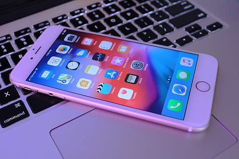 clavier d'ordinateur, matériel informatique, ordinateur, Matériel, électronique, clavier, téléphone, téléphone portable, Ukraine, Odessa, iphone, Pomme, Macbook Pro, iphone 6s plus, iphone 6s, maquette, macbook, pc, portable, La technologie, Technologie sans fil, lien, la communication, dispositif d'information portable, équipement informatique, l'Internet, téléphone intelligent, fermer, personne, réseau informatique, application mobile, prise de vue en studio, affaires, écran, icône de l'ordinateur, clé d'ordinateur, interface utilisateur graphique, communications globales, 5K, CC0, domaine public, libre de droits