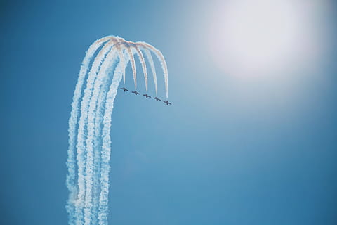flyga, moln, himmel, plan, flygplan, luft, luftfordon, flygande, flyguppvisning, ångspår, transportsätt, transport, moln - himmel, rörelse, på resande fot, rök - fysisk struktur, samarbete, lågvinkelvy, lagarbete, dag, natur, solig, inget folk, utomhus, ordning, formationsflygning, konstflygning, 4K, CC0, offentligt domän, royaltyfria