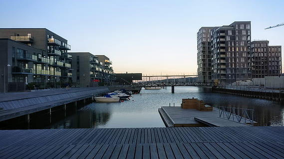 Danmark, vejle, arkitektur, bygget struktur, vand, bygning udvendig, himmel, by, transportmidler, nautiske fartøj, natur, transportform, solnedgang, bygning, flod, ingen mennesker, afspejling, bro, kontorbygning udvendig, skyfri himmel, udendørs, moderne, bybilledet, skyskraber, passagerskib, 4K, CC0, offentligt domæne, royaltyfrie