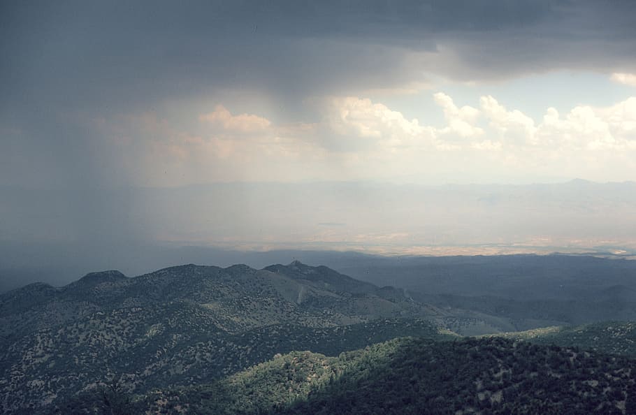 tempestes, selva forestal, blau, núvol, ennuvolat, cobert, verd, prat, parc, pluja, cel, tempesta, temps, fons, clima, cel del núvol, cloudscape, Cúmulus, dia, embolicat, medi ambient, esponjós, bosc, muntanyes, naturalesa, a l'aire lliure, precipitacions, plovent, temporada, tempestuós, blanc, núvol - cel, escenics - natura, bellesa a la natura, escena tranquil·la, tranquil·litat, muntanya, paisatge, cap gent, idíl·lic, escena no urbana, vista d’angle alt, Serra, arbre, llum solar, cim de muntanya, 2K