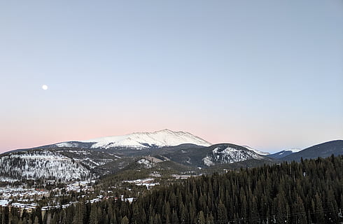 montanha, coberto, neve, altitude, nuvens, frio, luz do dia, floresta, geleira, Alto, gelo, panorama, picos de montanhas, montanhas, natureza, cênico, céu, montanha coberta de neve, arvores, inverno, madeiras, scenics - natureza, temperatura fria, beleza na natureza, cadeia de montanhas, meio Ambiente, cena tranquila, tranquilidade, árvore, céu limpo, ninguém, lua, cena não urbana, ao ar livre, lua cheia, Pico da montanha, árvore conífera, Pinheiro, floresta de pinheiros, 4K, CC0, domínio público, royalty free