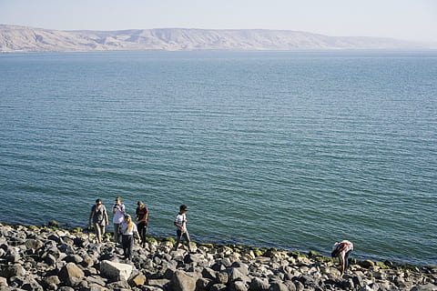 persone, a piedi, riva del mare, spiaggia, luce del giorno, Esplorare, amici, orizzonte, isola, Israele, tempo libero, oceano, all'aperto, ricreazione, rocce, panoramico, mare, mare di Galilea, estate, Tiberiade, viaggio, acqua, onde, scenics - natura, bellezza nella natura, persone reali, gruppo di persone, stili di vita, uomini, attività di svago, roccia, giorno, natura, solido, roccia - oggetto, la tranquillità, montagna, scena tranquilla, adulto, 5K, CC0, dominio pubblico, privo di copyright