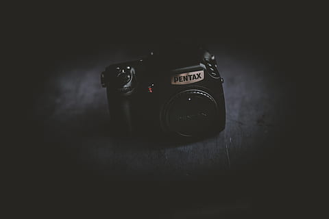 càmera pentax negra, electrònica, càmera, càmera digital, lent de la càmera, càmera de vídeo, arquitectura, fletxa, campanar, torre, edifici, tapa de lent, pantalla, silueta, foto, fotografia, corretja, textura, blanc, ordinador, escriptori, temes de fotografia, tecnologia, càmera - equip fotogràfic, a l'interior, equip fotogràfic, lent - instrument òptic, primer pla, cap gent, natura morta, tir de l'estudi, color negre, sol objecte, estil retro, modern, fotografiar, còpia espai, càmera slr, fons negre, 8K, CC0, domini públic, lliure de regalies