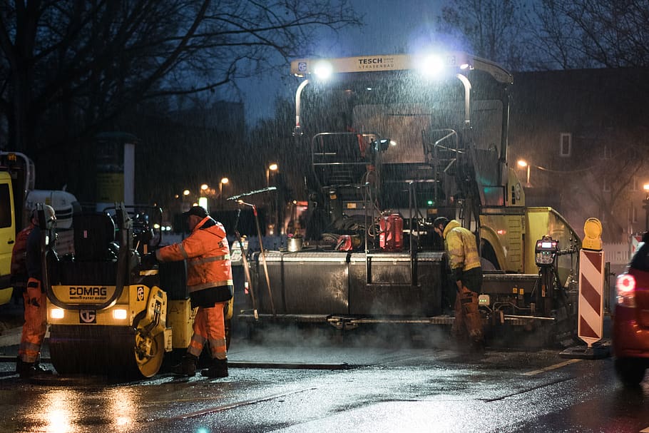 strażacy w nocy, osoba, człowiek, pojazd, samochód, transport, strażak, asfalt, autobus, fotografia, zdjęcie, portret, Twarz, iglica, budynek, wieża, architektura, wieża kościelna, tłum, oświetlony, noc, Miasto, ulica, Grupa ludzi, środek transportu, światła, pojazd lądowy, prawdziwi ludzie, zawód, pojazd silnikowy, na zewnątrz budynku, mężczyźni, Droga, sprzęt oświetleniowy, średnia grupa ludzi, zbudowana struktura, deszcz, 4K