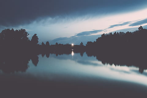 silhouette, alberi, nuvoloso, cielo, nube, lago, foresta, albero, bagliore, notte, longexposure, buio, blu, riflessione, calma, tranquillo, calmo, sereno, simmetria, paesaggio, natura, estate, acqua, tramonto, all'aperto, Paesaggi, scena tranquilla, bellezza nella natura, montagna, crepuscolo, alba - alba, mattina, luce del sole, alba, viaggio, sole, fiume, nuvola - cielo, idilliaco, nessuno, 5K, CC0, dominio pubblico, privo di copyright