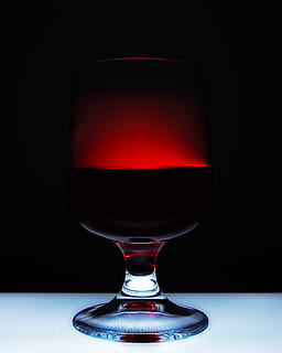 donker, schaduwen, schaduw, licht, laserlicht, experimenteel, rood, laser, backlight, drinken, wijn, glas, verfrissing, wijnglas, studio opname, eten en drinken, drinkglas, alcohol, rode wijn, zwarte achtergrond, binnenshuis, geen mensen, huishoudspullen, detailopname, stilleven, glas - materiaal, transparant, enkel object, 2K, CC0, publiek domein, royaltyvrij