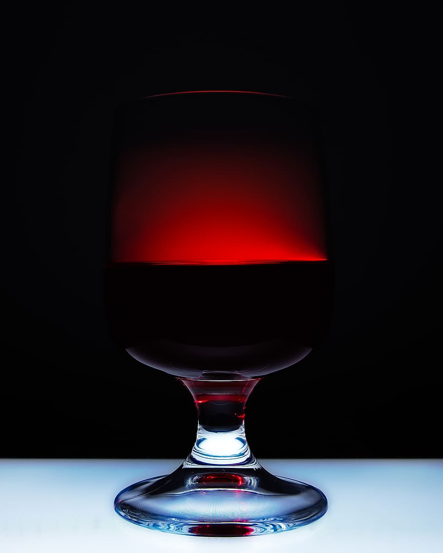 mørk, skygger, skygge, lys, laserlys, eksperimentel, rød, laser, baggrundsbelysning, drikke, vin, glas, forfriskning, vinglas, studio skud, mad og drikke, drikkeglas, alkohol, rødvin, sort baggrund, indendørs, ingen mennesker, husholdningsudstyr, tæt på, stilleben, glas - materiale, gennemsigtig, enkelt objekt, 2K
