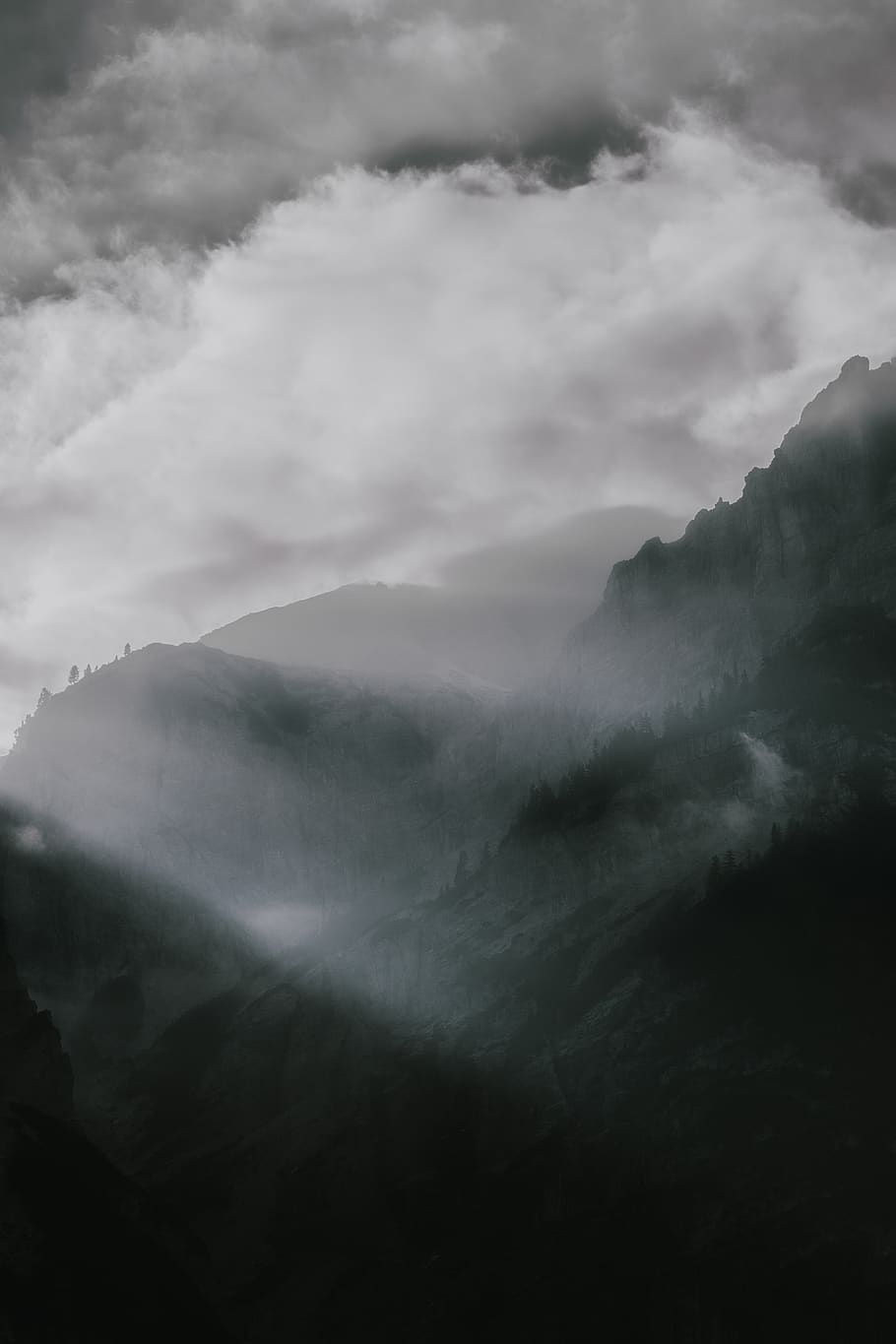 Berge inmitten, Abenteuer, Wolken, dunkel, Dämmerung, Tageslicht, dramatisch, Nebel, nebelig, High Angle Shot, Landschaft, Licht, Berg, Natur, Regen, szenisch, Himmel, Sturm, Sonnenuntergang, Bäume, Tapete, Wetter, Schönheit in der Natur, wolke - himmel, Szenen - Natur, ruhige Szene, Ruhe, Gebirge, keine Leute, Nicht-städtische Szene, Umgebung, Tag, idyllisch, Fernbedienung, draußen, majestätisch, dunstig, 5K
