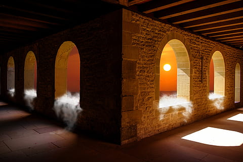 vindue, åbning, sol, solnedgang, efterglød, tåge, bande, væk, slot, kloster, fæstning, lave, middelalderen, arkitektur, bue, bygget struktur, ingen mennesker, natur, bygning, indendørs, arkitektoniske kolonne, dag, fortiden, historie, gulve, arkade, indgang, orange farve, belyst, væg, dør, flisebelagt gulv, 5K, CC0, offentligt domæne, royaltyfrie