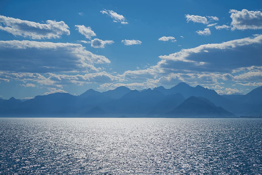 himmel, Sky, blå, hvid, natur, skyer, ferie, luft, sol, sommer, atmosfære, paradis, horisont, smuk, baggrund, landskab, farve, lys, åben, marine, ocean, vand, bjerge, scenics - natur, skønhed i naturen, ro, rolig scene, sky - himmel, bjerg, havnefronten, idyllisk, hav, dag, ingen mennesker, ikke-urbane scene, bjergkæde, udendørs, salt fladt, 5K