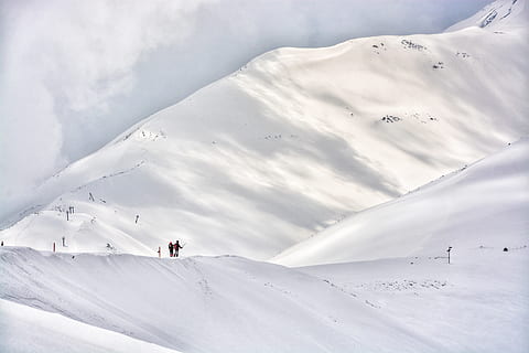 två, människor, bergsberget, täckt, snö, berg, topp, moln, ljus, person, åka skidor, resa, resande, kall, minimal, vit, äventyr, reslust, vandra, traking, tehran, iran, Tochal, vinter-, natur, sport, utomhus, skidåkning, europeiska alperna, extrema sporter, landskap, kulle, scenics, semester, snowboard, skidbacke, kalltemperatur, säsong, bergstopp, blå, turist resort, åka snowboard, is, Europa, aktivitet, högt upp, sochi, skönhet i naturen, himmel, friskhet, 5K, CC0, offentligt domän, royaltyfria