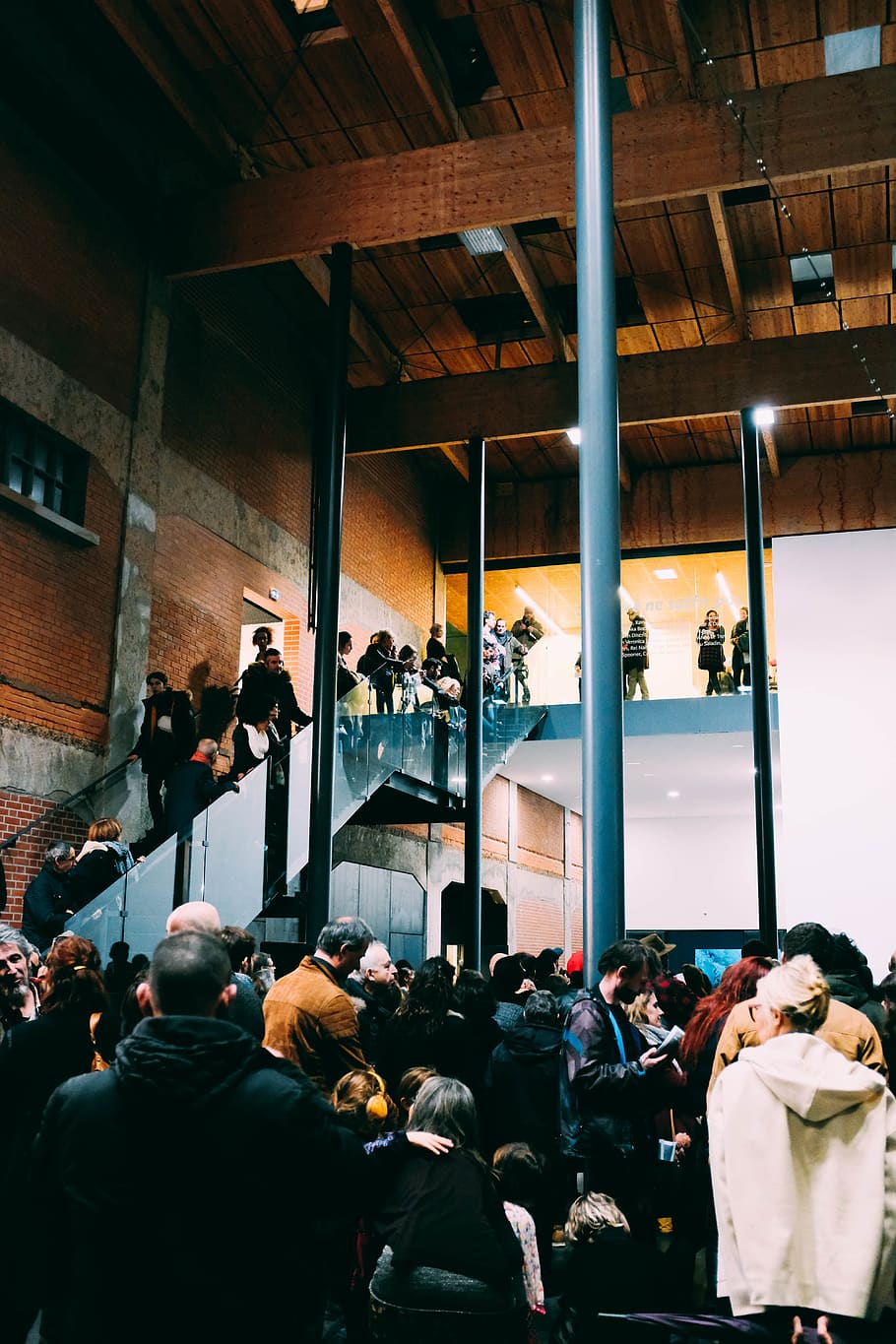 human, person, menneskemængde, publikum, restaurant, cafeteria, cafe, sidder, mennesker, gulve, pressekonference, lcd-skærm, elektronik, overvåge, Skærm, dør, konferencerum, mødelokale, indendørs, gruppe af mennesker, stor gruppe mennesker, rigtige mennesker, herrer, bygget struktur, arkitektur, Kvinder, livsstil, voksen, fritidsaktivitet, dag, udendørs, bagfra, by, afslappet tøj, arkitektoniske kolonne, 5K