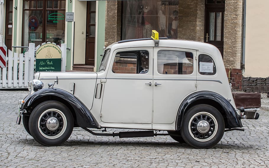 austin, set, oldtimer, automàtic, vehicle, automoció, vell, pkw, trànsit, clàssic, nostàlgia, manera de transport, exterior de l'edifici, vehicle terrestre, transport, arquitectura, estructura construïda, ciutat, automòbil, cotxe, estacionari, carrer, dia, edifici, estil retro, cotxe d'època, aparcament, cap gent, viatjar, carretera, a l'aire lliure, roda, 4K