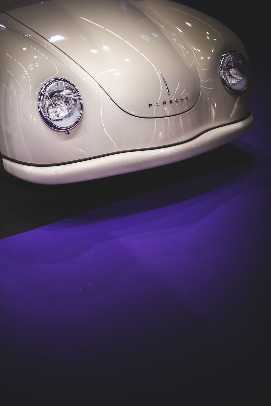 cotxe escarabat blanc, llum, cotxe, transport, vehicle, automòbil, faro, porpra, oldtimer, frontal, porsche, blanc, pneumàtic, roda, màquina, roba, casc, roda del cotxe, barra calenta, a l'interior, il·luminat, manera de transport, vehicle terrestre, equips d’il·luminació, cap gent, estil retro, vista d’angle alt, modern, riquesa, blau, luxe, còpia espai, primer pla, llum elèctrica, vida nocturna, color plata, crom, 4K