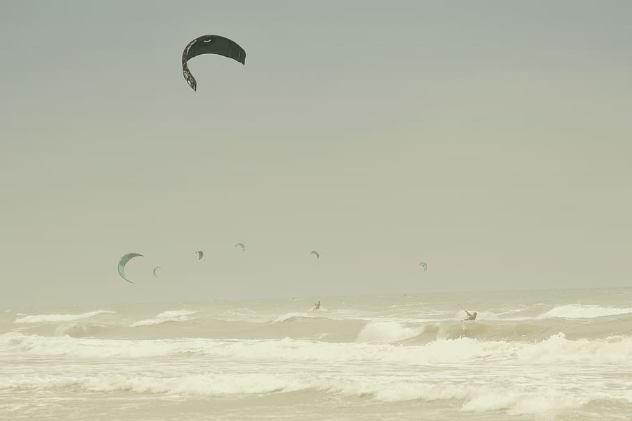 espanya, oliva, Esports extrems, aventura, esport, paracaigudes, cel, parapent, mar, aigua, volant, activitat d'oci, persona irreconeixible, naturalesa, escenics - natura, kiteboarding, bellesa a la natura, terra, a l'aire, persones reals, esport aquàtic, a l'aire lliure, llibertat, parasailing, horitzó sobre l’aigua, 4K