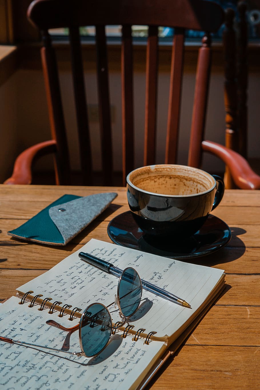 sort, keramisk, krus, ved siden af, notesbog, bord, kop, kaffekop, kaffe, mad og drikke, drikke, kaffe - drikke, stilleben, forfriskning, træ - materiale, papir, indendørs, ingen mennesker, tæt på, fokus på forgrunden, stol, offentliggørelse, briller, Bestil, porcelæn, alkoholfri drikkevare, 4K