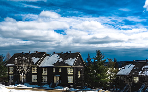 des nuages, paysage, hiver, neige, du froid, la nature, des arbres, bleu, neigeux, congelé, en plein air, scénique, ciel, chalet, Muskoka, Canada, architecture, extérieur du bâtiment, structure construite, nuage - ciel, bâtiment, maison, district résidentiel, arbre, journée, personne, température froide, plante, toit, cabine, 5K, CC0, domaine public, libre de droits