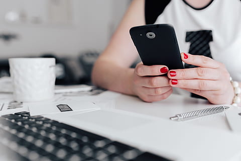 empresária, usa, Móvel, mesa, fêmea, mulher, branco, escritório, moderno, área de trabalho, ambiente de trabalho, tech, tecnologia, trabalhando, o negócio, feminino, dispositivos, celular, uma pessoa, tecnologia sem fio, comunicação, adulto, segurando, dentro de casa, conexão, meio, dispositivo de informação portátil, Smartphone, fechar-se, mão humana, Telefone, foco seletivo, mão, 4K
