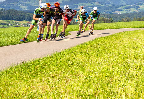 in linea, corsa in linea, gara, pattinando, Inliner, pattinaggio in linea, sport di resistenza, sport, erba, gruppo di persone, concorrenza, pianta, uno stile di vita sano, gara sportiva, esercizio, in esecuzione, movimento, abbigliamento sportivo, uomini, stili di vita, natura, atleta, giorno, capi di abbigliamento, sport competitivo, sportivo, persone, maratona, 2K, CC0, dominio pubblico, privo di copyright
