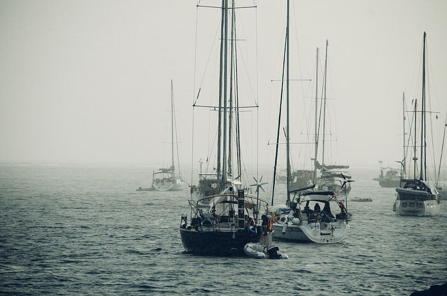 Regen, Schiff, Ozean, Wasserfahrzeug, Transport, Wasser, Transportmittel, Meer, Segelboot, Mast, Pole, Ufergegend, Natur, Himmel, Segeln, Tag, Nebel, festgemacht, keine Leute, draußen, Fischereiindustrie, Fischerboot, 4K