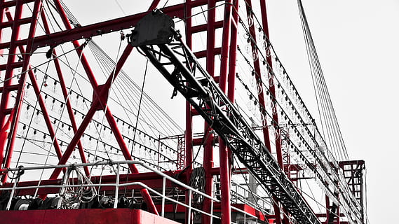 montaña rusa, parque de atracciones, barco de cabotaje, grúa de construcción, parque temático, construcción, aventuras, actividades de ocio, condominio, edificio, alojamiento, barandilla, pretil, acero, Área de juego, patio de recreo, naturaleza, al aire libre, amanecer, vista de ángulo bajo, cielo, arquitectura, metal, estructura construida, industria, nadie, industria de construccion, sitio de construcción, día, cielo limpio, conexión, rojo, maquinaria, puente, desarrollo, transporte, exterior del edificio, aleación, 4K, CC0, dominio público, libre de derechos