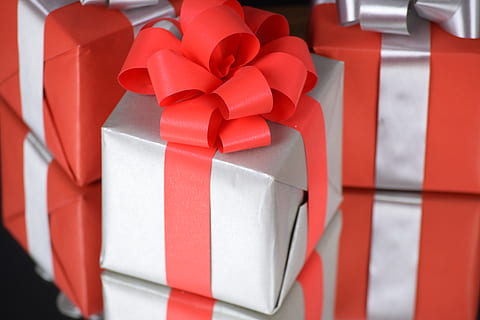 Geschenk, gemacht, Paket, Schleife, Paketschleife, Weihnachten, Weihnachtsdekoration, geben, Advent, verpackt, Geschenkverpackung, Überraschung, Geschenke, Muttertag, Kindergeburtstag, Geburtstag, Dekoration, Freude, bunt, Farbe, Band, Band - Nähartikel, Feier, rot, Bogen, gebundener Bogen, Urlaub, Geschenkbox, Container, Box, Kasten - Behälter, Veranstaltung, Nahansicht, Feier Veranstaltung, Papier-, keine Leute, Geschenkpapier, 5K, CC0, gemeinfrei, lizenzfrei