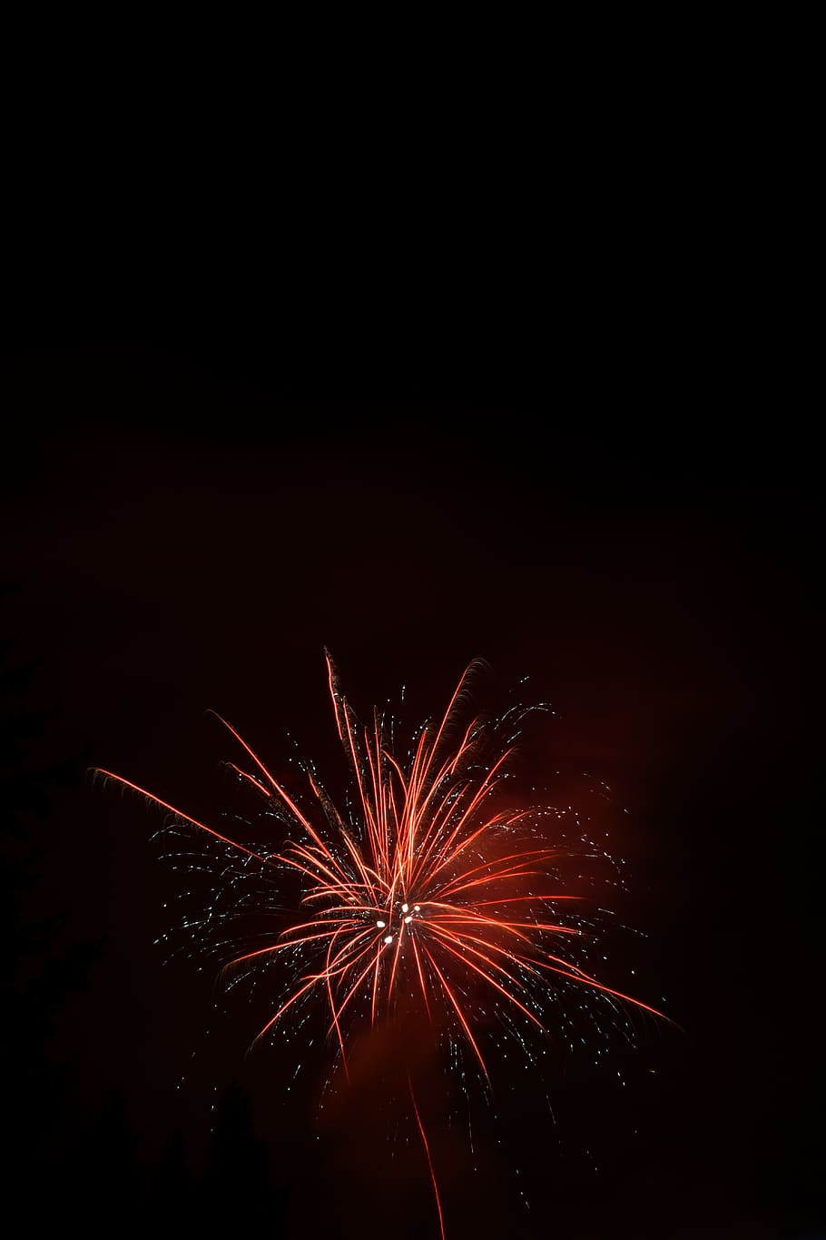 focs artificials vermells, naturalesa, a l'aire lliure, nit, focs artificials, Alemanya, riederich, vida nocturna, diwali, edifici, ciutat, metròpolis, urbà, llum, flamarada, foc, flama, Parc d'atraccions, celebració, exhibició de focs artificials, cultura i entreteniment artístic, esdeveniment, moviment, explosió, exposició llarga, il·luminat, brillant, vista d’angle baix, cel, focs artificials - objecte fet per l'home, cap gent, moviment borrós, còpia espai, espurnes, fosc, esdeveniment d’entreteniment, 5K