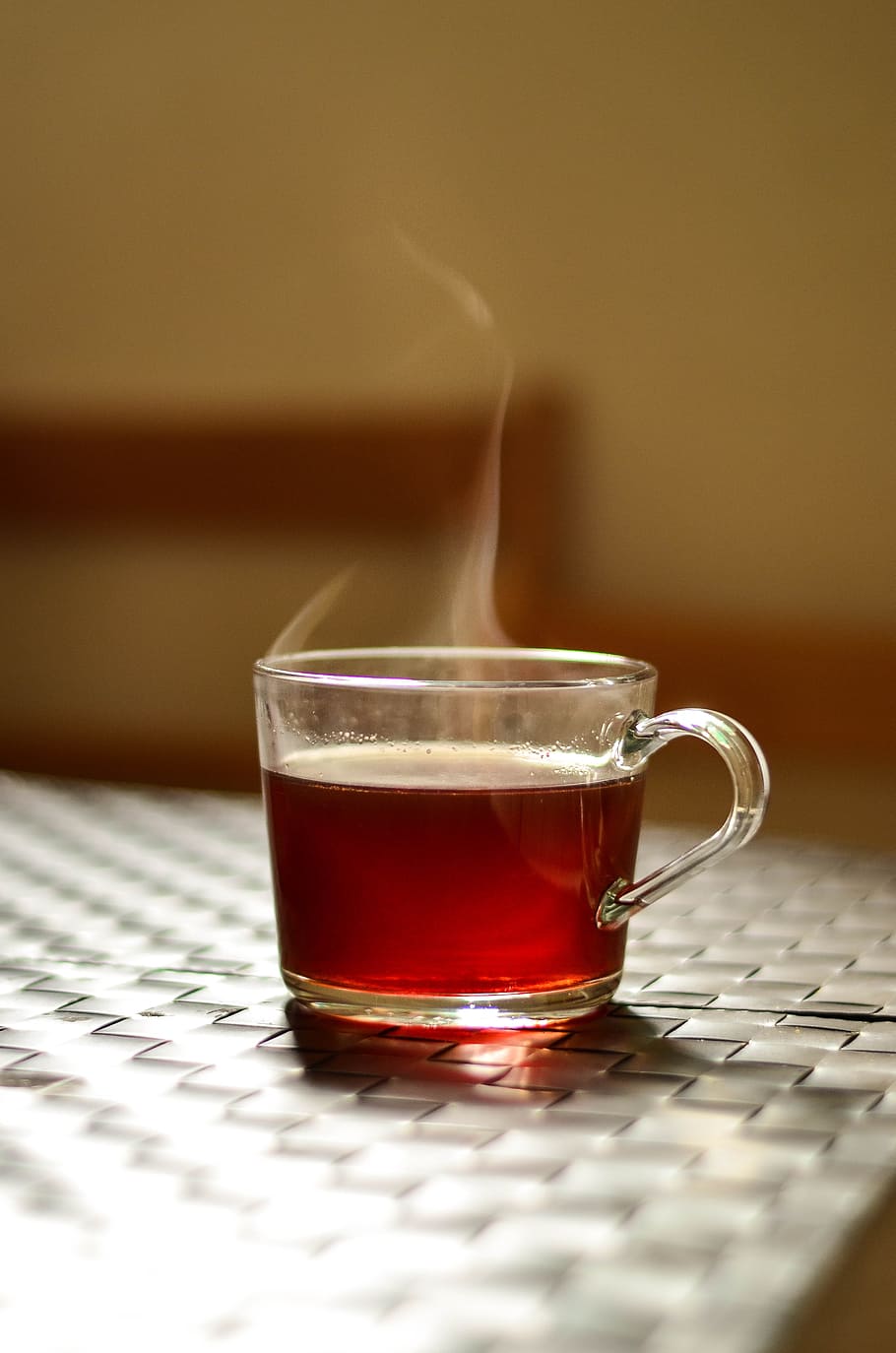 teacup med te, drik, koffein, kop, drikke, hed, varm drikke, krus, te, te kop, forfriskning, mad og drikke, te - varm drikke, kaffe, kaffekop, ingen mennesker, indendørs, selektiv fokusering, varme - temperatur, kaffe - drikke, tæt på, damp, bord, stilleben, porcelæn, sort te, glas, alkoholfri drikkevare, 4K
