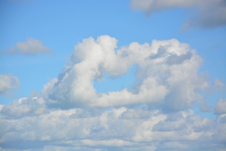 núvols blancs, núvols, vistes panoràmiques, núvol cirrus, cirro-cúmuls, nimbostratus, cirrostratus, altocumulus, blau, blanc, núvol, cel blau, medi ambient, atmosfera, mar blau, núvol - cel, cel, tranquil·litat, bellesa a la natura, escenics - natura, dia, cap gent, escena tranquil·la, naturalesa, vista d’angle baix, a l'aire lliure, fons, Color blanc, idíl·lic, marc complet, cloudscape, esponjós, meteorologia, 5K