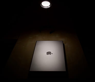 vindue, arkitektur, bygning, lys, lampe, bærbar, arbejde, slutningen af ​​dagen, færdig, færdig arbejde, notesbog, spotlight, macbook, skrivebord, afdæmpet, æble, indendørs, kontor, tagvindue, elektronik, belyst, belysningsudstyr, ingen mennesker, kopiere plads, nat, mørk, lav vinkel visning, elektrisk lampe, fravær, meddelelse, elektrisk lys, forsænket lys, lys - naturligt fænomen, forbindelse, 4K, CC0, offentligt domæne, royaltyfrie