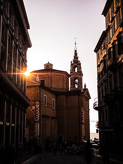 cattedrale marrone, persona, umano, campanile, costruzione, guglia, Torre, architettura, luce, bagliore, cupola, luce del sole, tramonto, Chiesa, edificio per uffici, metropoli, cittadina, urbano, città, all'aperto, riflessione della luce, esterno dell'edificio, struttura costruita, cielo, natura, cielo sereno, luogo di culto, Inquadratura dal basso, religione, persone reali, spiritualità, strada, gruppo di persone, credenza, orologio, 4K, CC0, dominio pubblico, privo di copyright