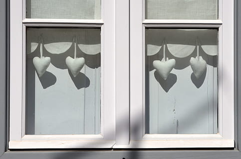 ventana blanca cerrada, ventana, material de vidrio, transparente, día, arquitectura, nadie, al aire libre, Entrada, puerta, reflexión, luz del sol, estructura construida, sombra, marco de la ventana, edificio, casa, emoción, cortina, 4K, CC0, dominio público, libre de derechos