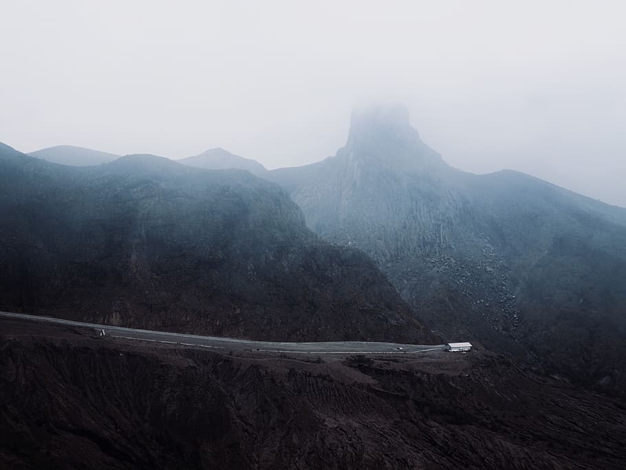 Marrone, grigio, montagna, natura, all'aperto, nebbia, catena montuosa, Fumo, scenario, picco, paesaggio, tempo metereologico, pendenza, smog, suolo, campagna, panoramico, altopiano, strada, promontorio, avventura, scenics - natura, bellezza nella natura, scena tranquilla, cielo, la tranquillità, scena non urbana, mezzi di trasporto, ambiente, nessuno, giorno, idilliaco, viaggio, a distanza, strada di montagna, 4K