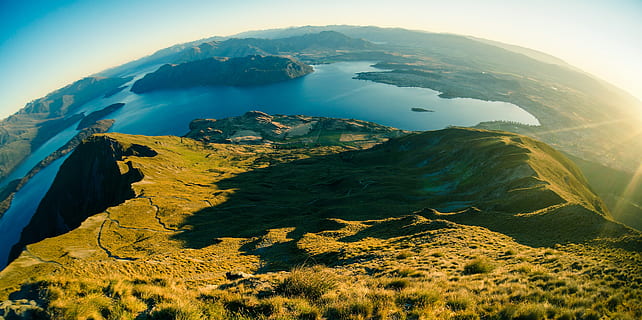 aèria, fotografia, muntanya, cos, aigua, núvols, la llum del dia, herba, alt, paisatge, cim de muntanya, muntanyes, naturalesa, fotografia de natura, escènic, cel, llum solar, Serra, escenics - natura, medi ambient, bellesa a la natura, terra, vista aèria, cap gent, tranquil·litat, escena no urbana, color verd, a l'aire lliure, volcà, destinacions de viatge, sol, dia, cràter volcànic, cresta de muntanya, 4K, CC0, domini públic, lliure de regalies