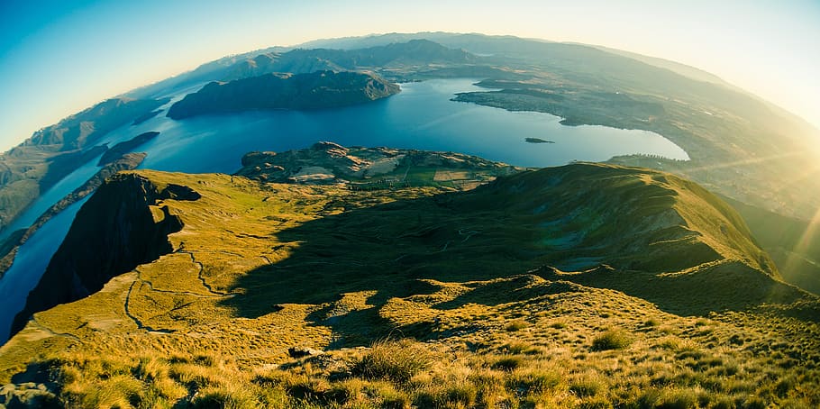 aèria, fotografia, muntanya, cos, aigua, núvols, la llum del dia, herba, alt, paisatge, cim de muntanya, muntanyes, naturalesa, fotografia de natura, escènic, cel, llum solar, Serra, escenics - natura, medi ambient, bellesa a la natura, terra, vista aèria, cap gent, tranquil·litat, escena no urbana, color verd, a l'aire lliure, volcà, destinacions de viatge, sol, dia, cràter volcànic, cresta de muntanya, 4K