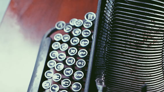 typ, psací stroj, detail, uvnitř, technologie, nikdo, číslo, vysoký úhel pohledu, v řadě, stálý život, spojení, vzor, kontejner, selektivní zaměření, sdělení, kruh, tvar, zaměřit se na popředí, geometrický tvar, průmysl, 4K, CC0, veřejná doména, bez autorských práv
