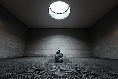 Tyskland, Berlin, lys, tænker, værelse, udstille, jern, sort og hvid, hvid, sort, skulptur, statue, arkitektur, bygget struktur, murbygningsfunktion, en person, sidder, rigtige mennesker, belyst, fuld længde, belysningsudstyr, voksen, livsstil, herrer, tunnel, indendørs, vejen frem, Kvinder, bagfra, sollys, elektrisk lampe, 5K, CC0, offentligt domæne, royaltyfrie