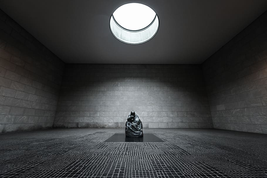 Tyskland, Berlin, lys, tænker, værelse, udstille, jern, sort og hvid, hvid, sort, skulptur, statue, arkitektur, bygget struktur, murbygningsfunktion, en person, sidder, rigtige mennesker, belyst, fuld længde, belysningsudstyr, voksen, livsstil, herrer, tunnel, indendørs, vejen frem, Kvinder, bagfra, sollys, elektrisk lampe, 5K