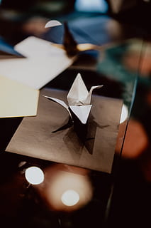 sievietēm, locīšana, lapas, papīrs, veidošana, origami, radošs, darbnīca, roku darbs, mākslas darbi, kuģi, Japāna, telpās, formas, tabula, tuvplāns, Klusā daba, selektīvu fokusu, nav cilvēku, augsts leņķa skats, zvaigžņu forma, māksla un amatniecība, apdare, Ziemassvētki, svinības, pārdomas, brīvdienas, spīdīgs, radošumu, 5K