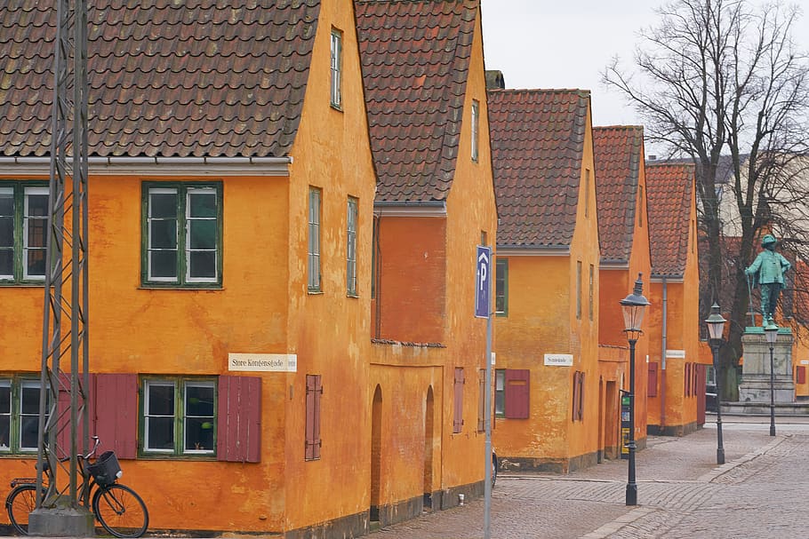 kobenhavn, arquitectura, estructura construïda, exterior de l'edifici, edifici, barri residencial, arbre nu, dia, ciutat, bicicleta, casa, arbre, cap gent, finestra, transport, a l'aire lliure, manera de transport, carrer, naturalesa, vehicle terrestre, groc, casa de fila, 5K